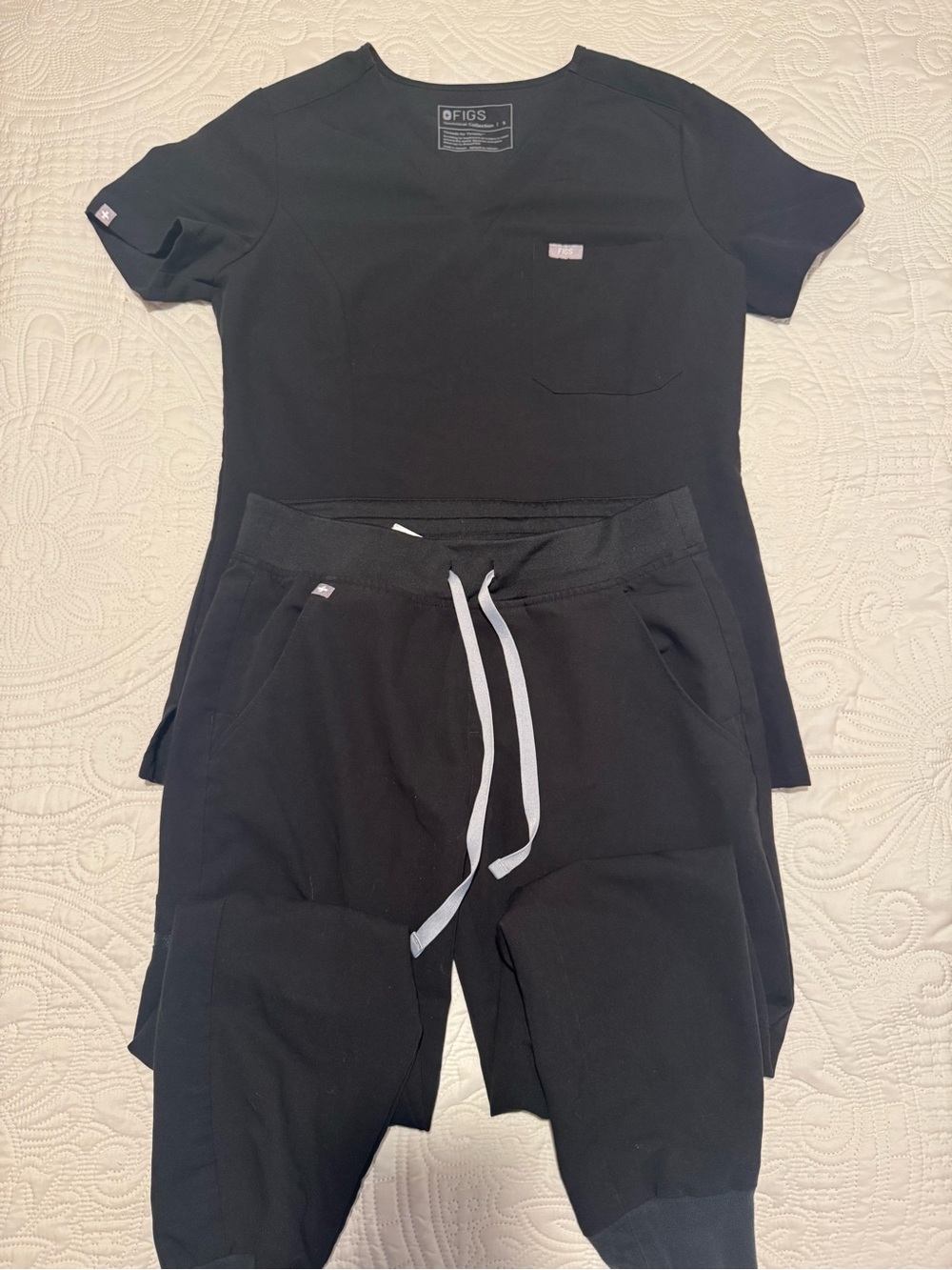 FIGS Black SLIM FIT Women’s Catarina top and Drawstring joggers with Gray Cord